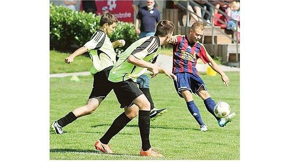 Engagiert, aber glücklos im Abschluss: Neuzugang Dennis Jöstingmeier (rechts) zog bei seinem Debüt im Trikot des TuS Obenstrohe den Kürzeren gegen Abbehausen .   Bild: Henning Busch