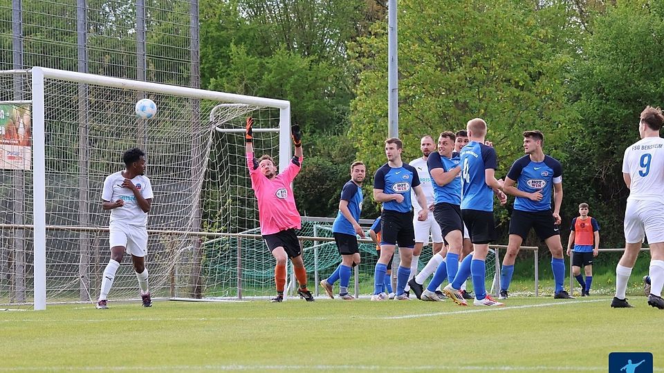 Das Remis brachte genau den einen Punkt, den der SV/BSC Mörlenbach (blaue Trikots) noch gebraucht hat, um 100 Prozent in Sachen Klassenerhalt sicher gehen zu können (Archiv)