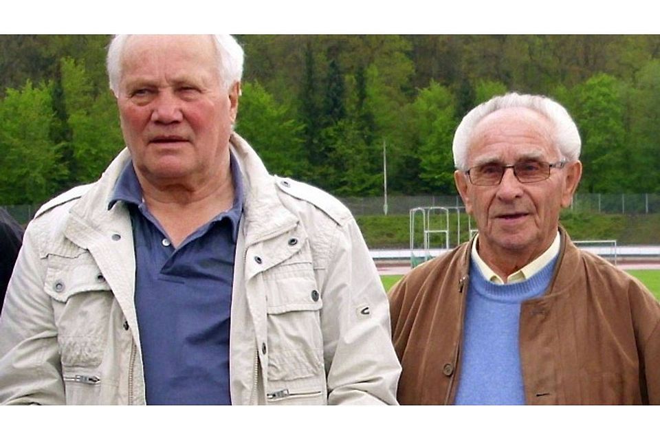 Haben bisher sieben Stufen im Liga-Fußball des VfL Klafeld erlebt: Gunter Ostehr (l.) und Alfred Sünkel sind seit mehr als 50 Jahren gemeinsam rund um das Hofbachstadion „am Ball“. Foto: hb