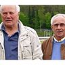 Haben bisher sieben Stufen im Liga-Fußball des VfL Klafeld erlebt: Gunter Ostehr (l.) und Alfred Sünkel sind seit mehr als 50 Jahren gemeinsam rund um das Hofbachstadion „am Ball“. Foto: hb