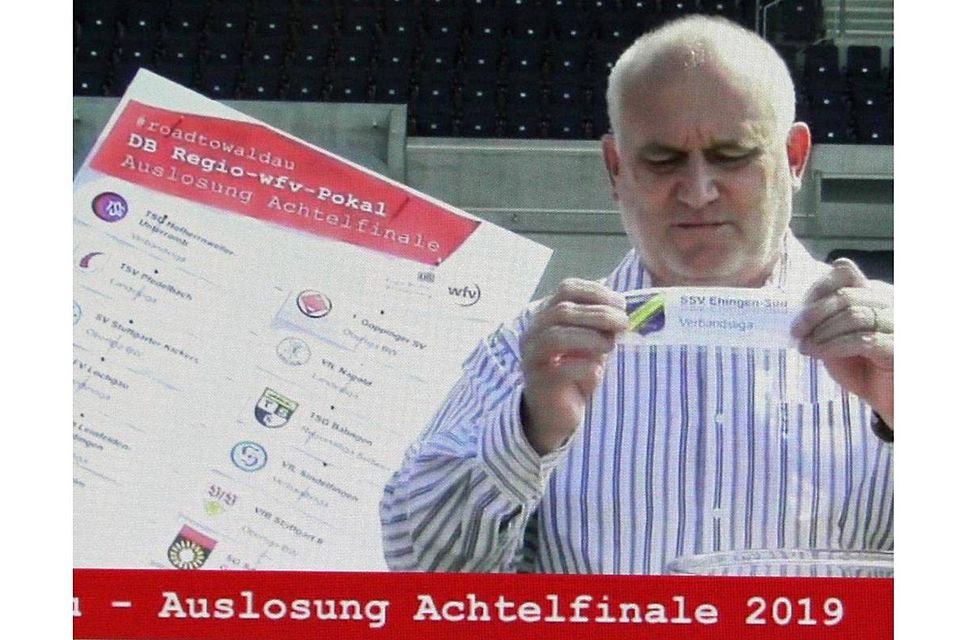 Der Spielausschussvorsitzende des Verbands, Harald Müller, zog den SSV Ehingen-Süd als viertletzten Achtelfinalist aus der Losschüssel. Drinnen waren dann nur noch Regionalligist Ulm und die Oberligisten Bissingen und Ravensburg - Süd bekam den FV Ravensburg. (Foto: SZ)