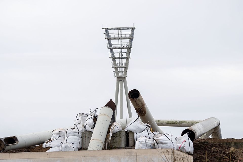 Vorn liegen die Reste eines der gesprengten Flutlichtmasten. Hinten steht einer der beiden, die erhalten bleiben sollen.