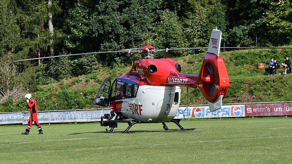Auf dem Fußballplatz des ASV Neustadt/Waldnaab landete am Sonntag ein Rettungshubschrauber.