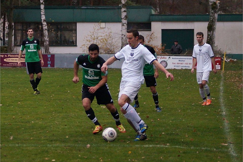 Durch ein Tor in der Schlussphase behielt der TSV Röthenbach - am Ball Thomas Anton, der gegen Hakan Özdemir Sieger bleibt - gegen den SC Eckenhaid II die drei Punkte, machte damit in der Tabelle einen Platz gut und ist nun Fünfter.