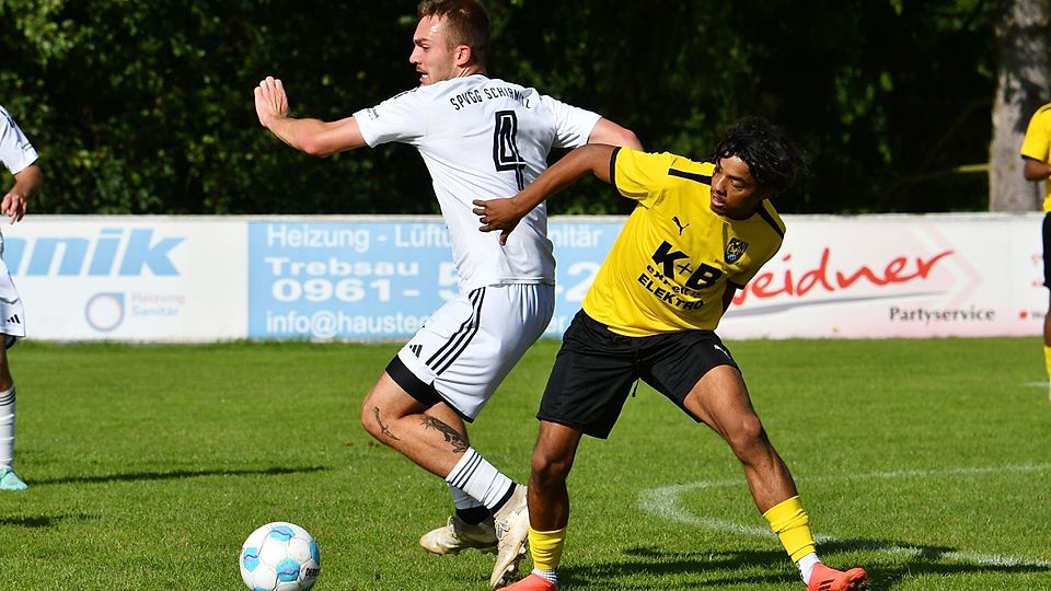 Michel Silva Pereira (rechts) steuerte drei Tore zum Kantersieg des FC Amberg in Schirmitz bei.