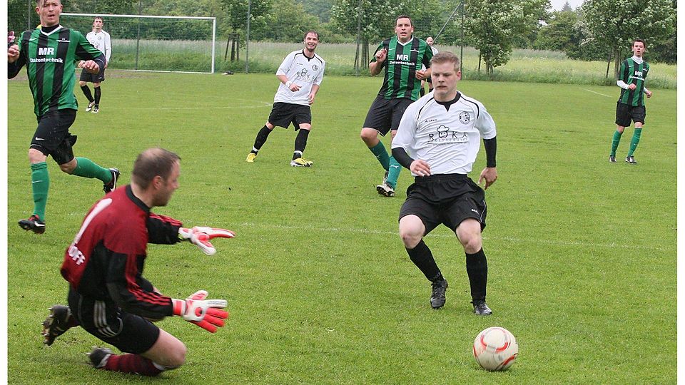 Klare Sache: Langensendelbachs Keeper Pitroff versucht hier gegen einen Eltersdorfer zu klären. Insgesamt fünf Mal musste er allerdings gegen den künftigen Bezirksligisten hinter sich greifen. F: Müll