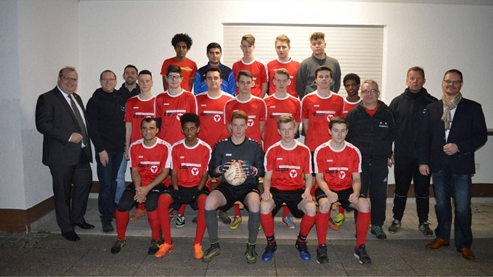 In neuem Glanz: Die A-Jugend-Kicker des SV Altenburg präsentieren ihre neuen Trikots. Links daneben (von links nach rechts): Bürgermeister Stephan Paule, Betreuer Mario Krug und Fußball-Abteilungsleiter Michael Lotz. Rechts daneben (von links nach rechts): 1. Vorsitzender Ralf Müller, Trainer Michael Kraft und GVV-Vertreter Bernd Schmitt.