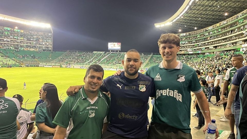 Mit neuen Freunden im Stadion zu Cali: der Lahrer Fußballer und Student Leonard Reiß (rechts) 
