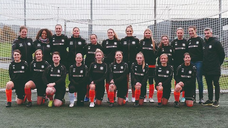 Die Frauen-Mannschaft des SV Neuhof mit ihrem Trainer Alex Strauss (hinten rechts) weist nach der Vorrunde eine makellose Bilanz auf, denn alle 8 Spiele wurden gewonnen.
