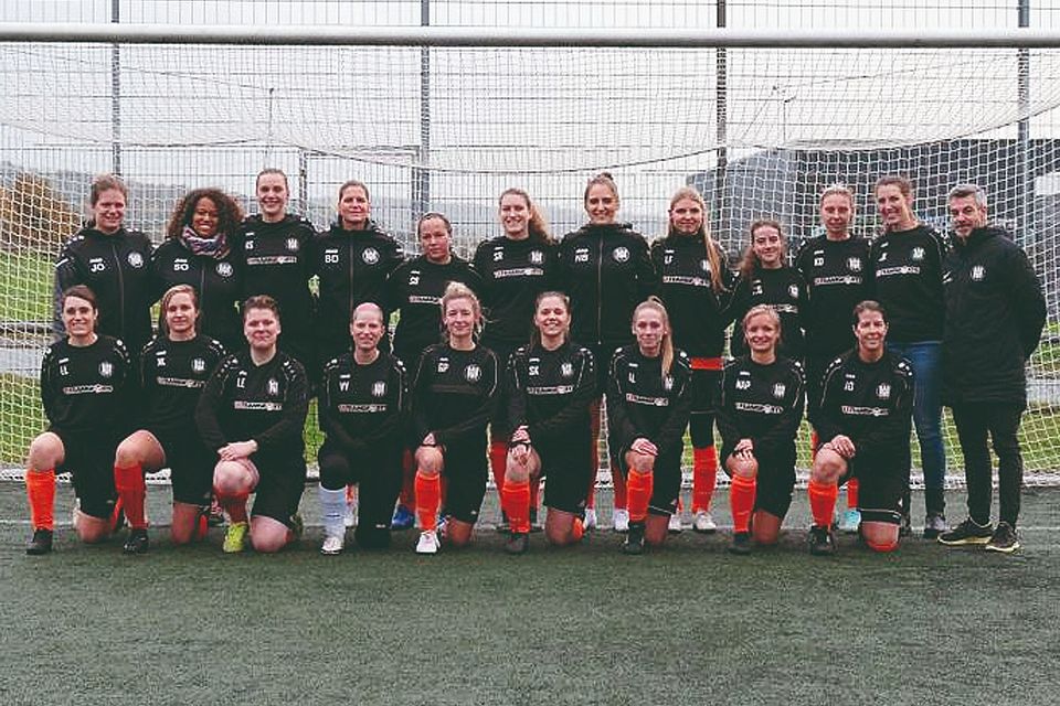 Die Frauen-Mannschaft des SV Neuhof mit ihrem Trainer Alex Strauss (hinten rechts) weist nach der Vorrunde eine makellose Bilanz auf, denn alle 8 Spiele wurden gewonnen.