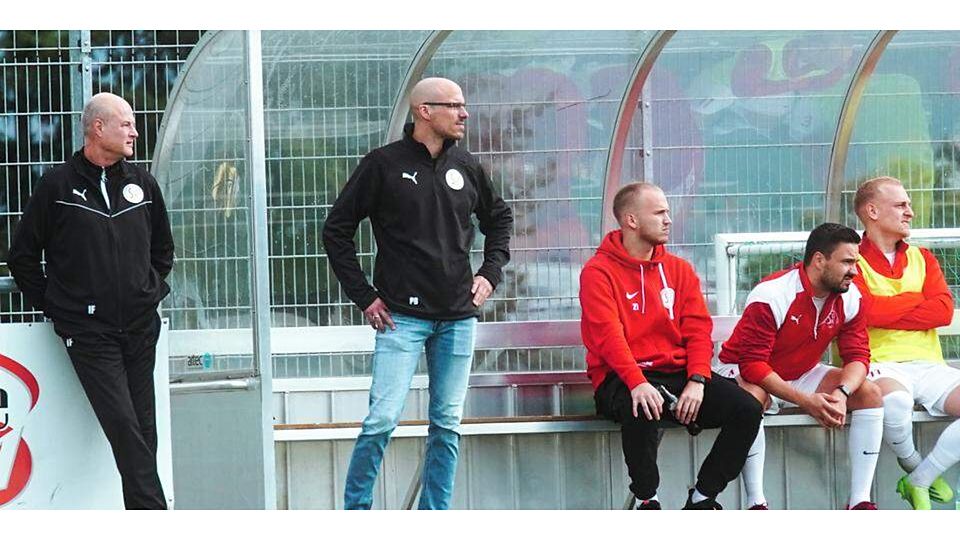  Auf dem Sprung an die alte Wirkungsstätte: Trainer Peter Bätzel (2.v.l.) kommt mit der SG Kinzenbach zum Verbandsliga-Duell nach Waldgirmes. (© Peter Bayer) 