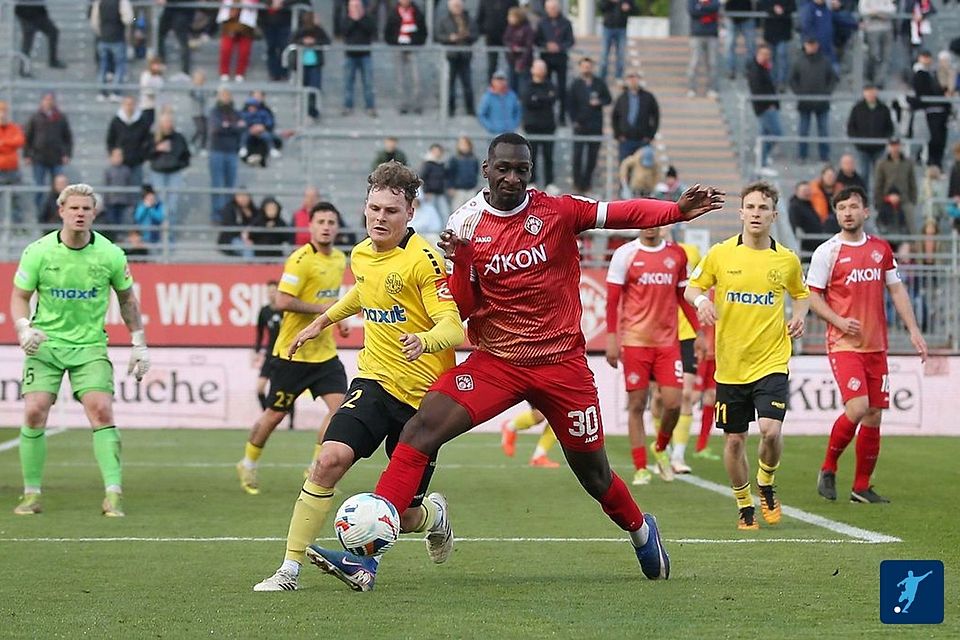 Immer im Fokus: Tarsis Bonga (rechts) bringt die nötige Robustheit und Abgeklärtheit mit, um die Kickers-Offensive anzuführen.
