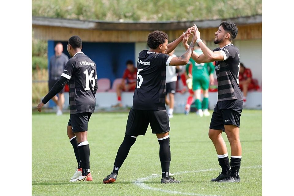 Premiere: Der FCA Darmstadt (Mitte Jesse Rodriguez Medeiras Junior, rechts Ryan Rodrigues Santana Andrade; hier in einem anderen Spiel) kam in der Fußball-Verbandsliga zum ersten Dreier der Saison.	Foto: Peter Henrich
