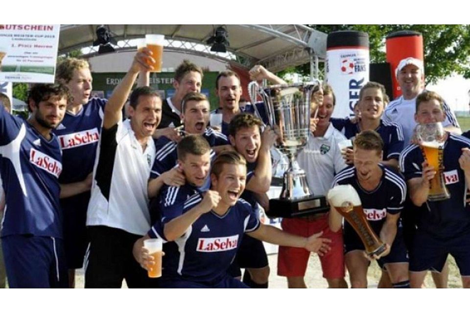 So sehen Sieger aus! Der TuS Geretsried hatte im letzten Jahr den ERDINGER Meister-Cup gewonnen. Foto: Hübner