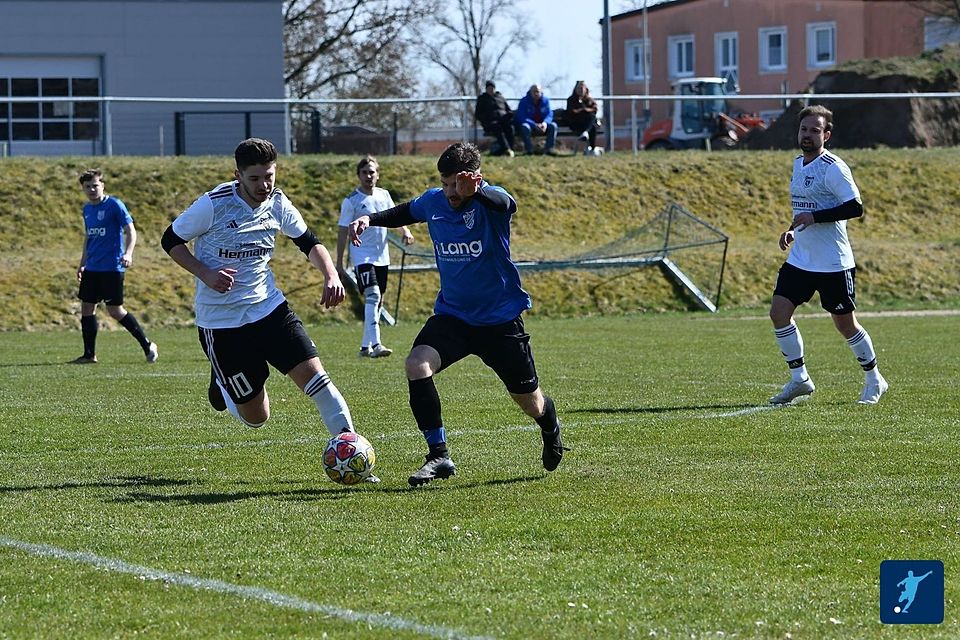 Mit dem 2:1 im Spitzenspiel der Oststaffel beim SV Altenstadt/WN (in Blau-Schwarz) hat der SV Waldau (in Weiß-Schwarz) den Kampf um die Aufstiegsplätze noch spannender gestaltet.