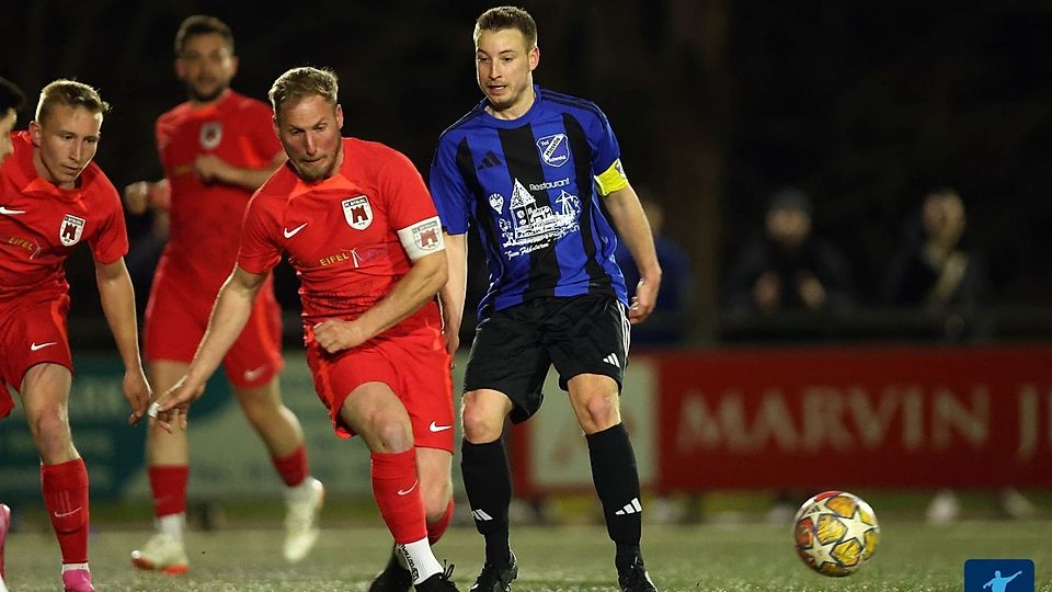 Einen Schritt schneller: Pascal Alff (vorne links) und der FC Bitburg setzten sich mit 2:1 in Schweich durch.