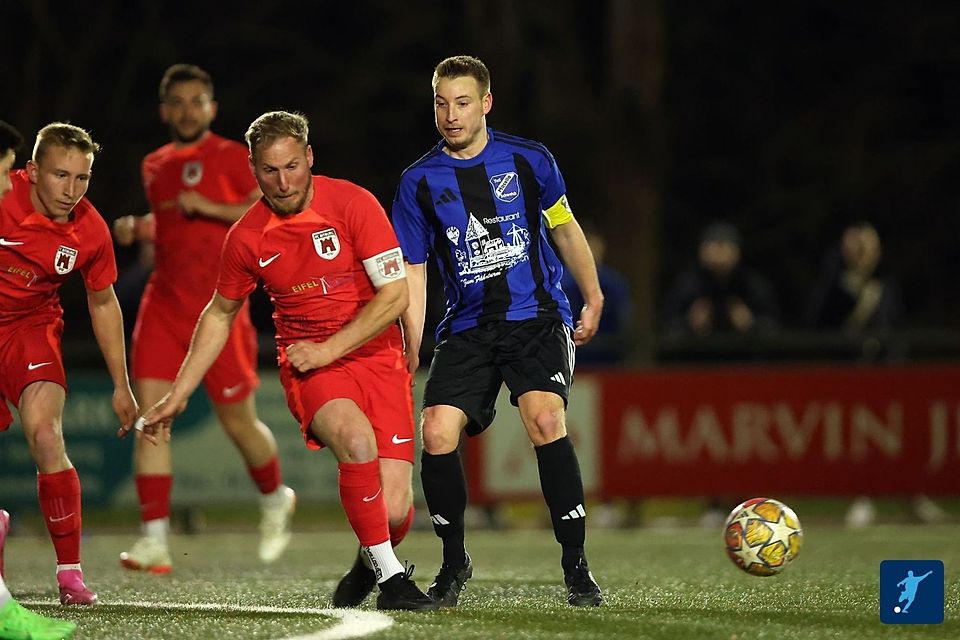 Einen Schritt schneller: Pascal Alff (vorne links) und der FC Bitburg setzten sich mit 2:1 in Schweich durch.