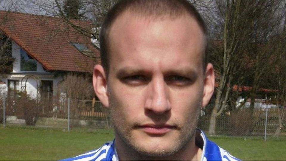 Der Spielertrainer des TSV Peiting II Andreas Rinesch erzielte das 2:0 für sein Team. F: ...