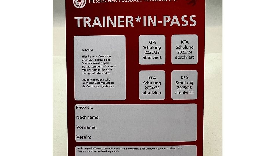 Wenn der Trainer-Pass an der Seitenlinie nicht getragen wird, droht nach wie vor keine Strafe in Darmstadt.