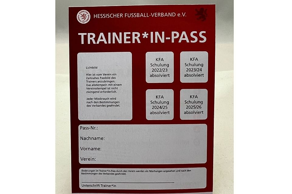 Wenn der Trainer-Pass an der Seitenlinie nicht getragen wird, droht nach wie vor keine Strafe in Darmstadt.