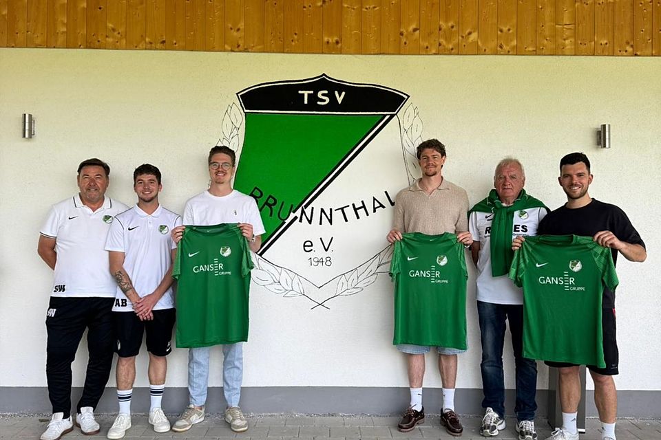 Strahlende Gesichter an der Jahnstraße (v.l.n.r.): Die Sportlichen Leiter Stephan Wullrich und Alois Bachmann, Jakob Klaß, Fabian Porr, Trainer Sebastian Schmid und Luis Fischer.