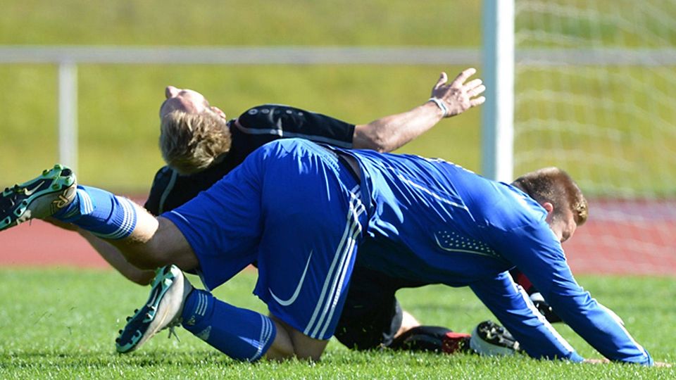 Kämpfen ja, foulen nein: Göschweilers Fußballer sind robuste Naturen. Mit Platzverweisen schwächt sich die Elf von Trainer Andrej Cytacki aber derzeit selbst. | Foto: Patrick Seeger