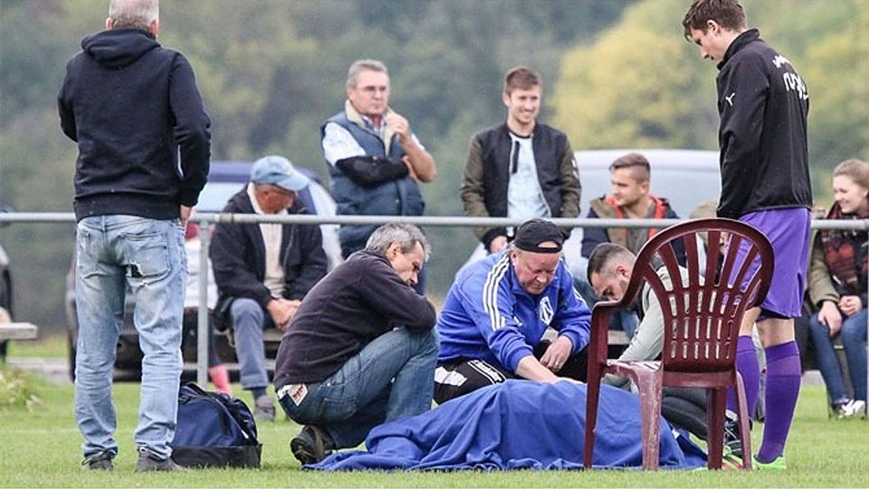 Leon Ziegler (unter der Decke)  musste mit dem Krankenwagen abgeholt werden. Foto: Riedel