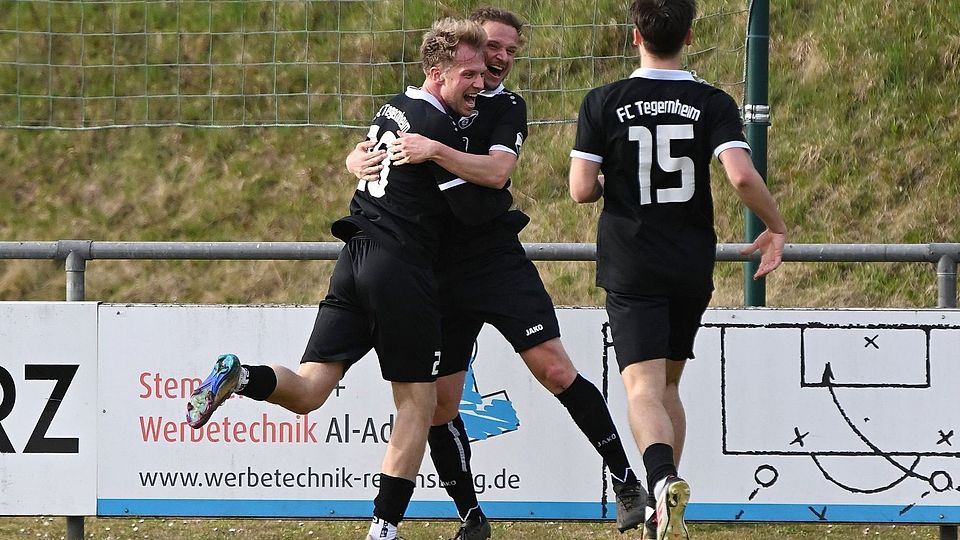 Strahlende Gesichter: Der FC Tegernheim hat mit dem heutigen Sieg gegen Teisbach den Klassenerhalt fix gemacht.