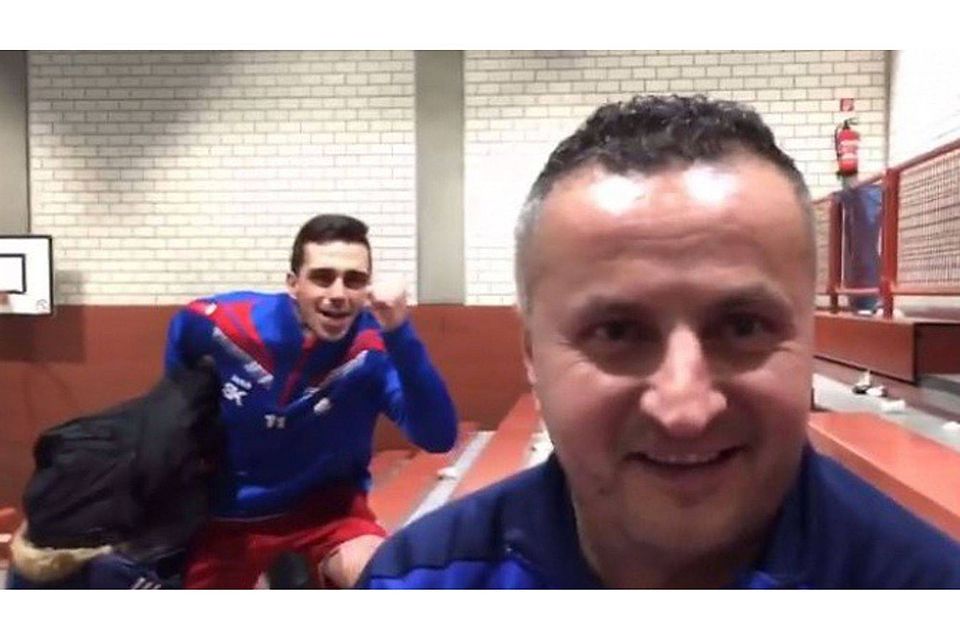 Süchtelns Co-Trainer Milun Novakovic, dahinter ein offenbar glücklicher Mounir Ben-Moussa.