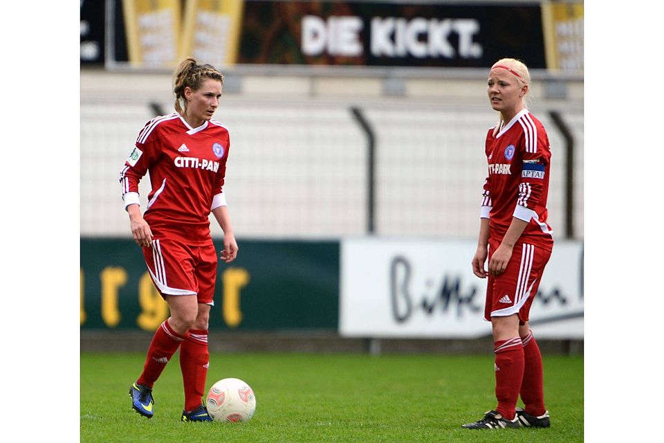 Im Emsland waren Tina Hild (l.) und Jana Leugers aktiv. Mit Holstein Kiel erwarten sie am Sonntag den SV Meppen. Foto: Doris Leißing