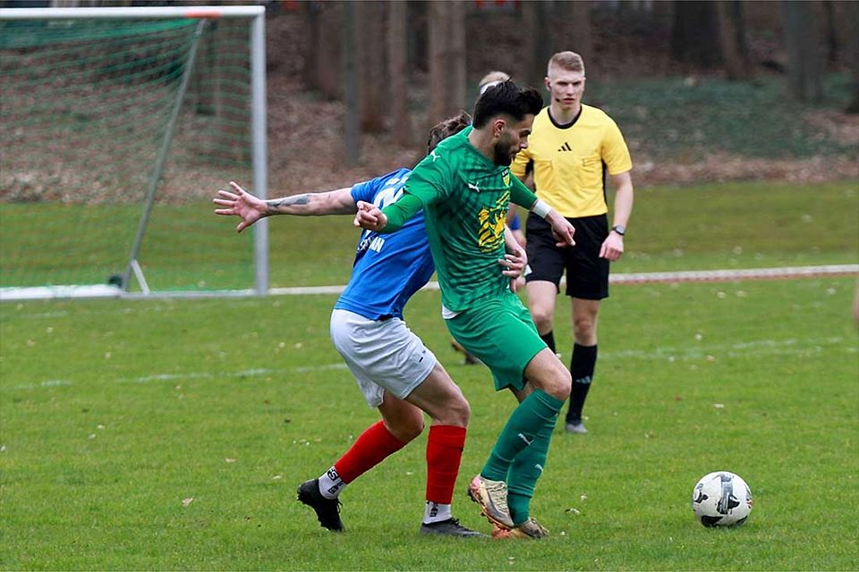 Alban Jashari (re., SVE Comet Kiel) ist Man of the Match beim 3-2-Sieg bei der SpVg Eidertal Molfsee.