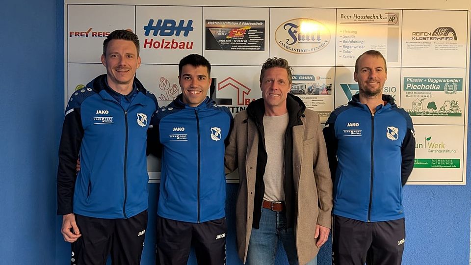 Hans Leimer (zweiter von rechts) und Jakob Streifenender (zweiter von links) werden den FC Ottering in der kommenden Saison anführen 