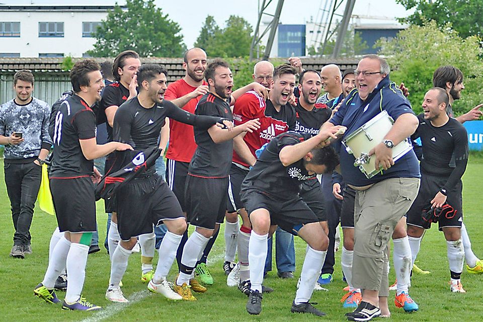 Ausgelassen feierte das Team des Stadtwerke SV die Kreisliga-Meisterschaft und den Bezirksliga-Aufstieg.  Foto: Oliver Reiser