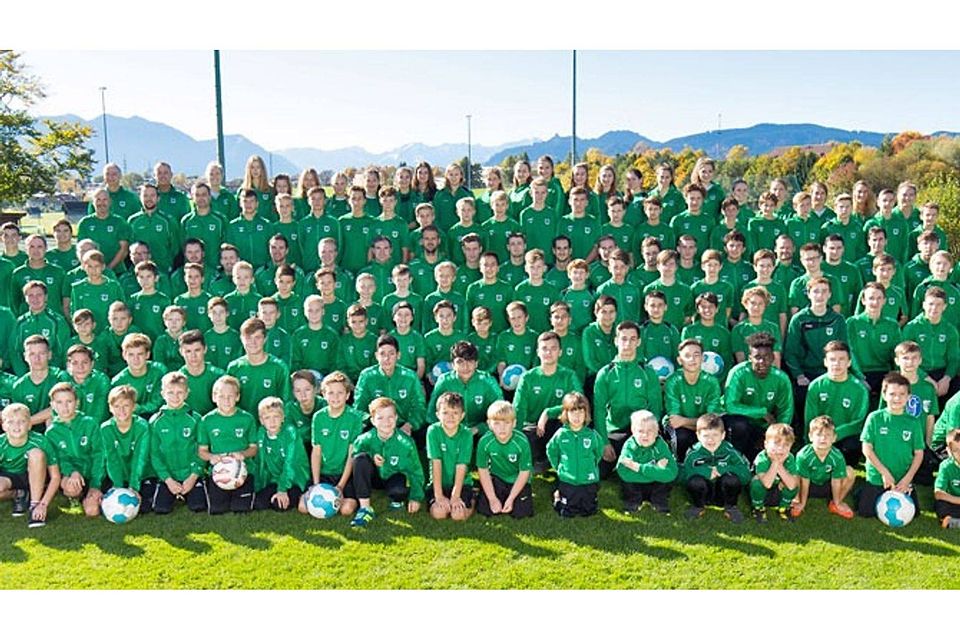Grüne Mauer: die Murnauer Mannschaften von den Super-Minis bis zu den Senioren-Teams beim Gemeinschaftsfoto an der Poschinger-Allee. FOTOS: ANDREAS MAYR
