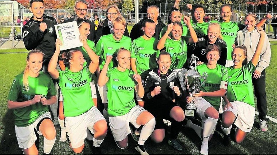 Kreispokalsieger der Fußballerinnen wurden die Sporffreunde Uevekoven - hier mit Pokal, Trainerteam und Gratulanten. Foto: Royal