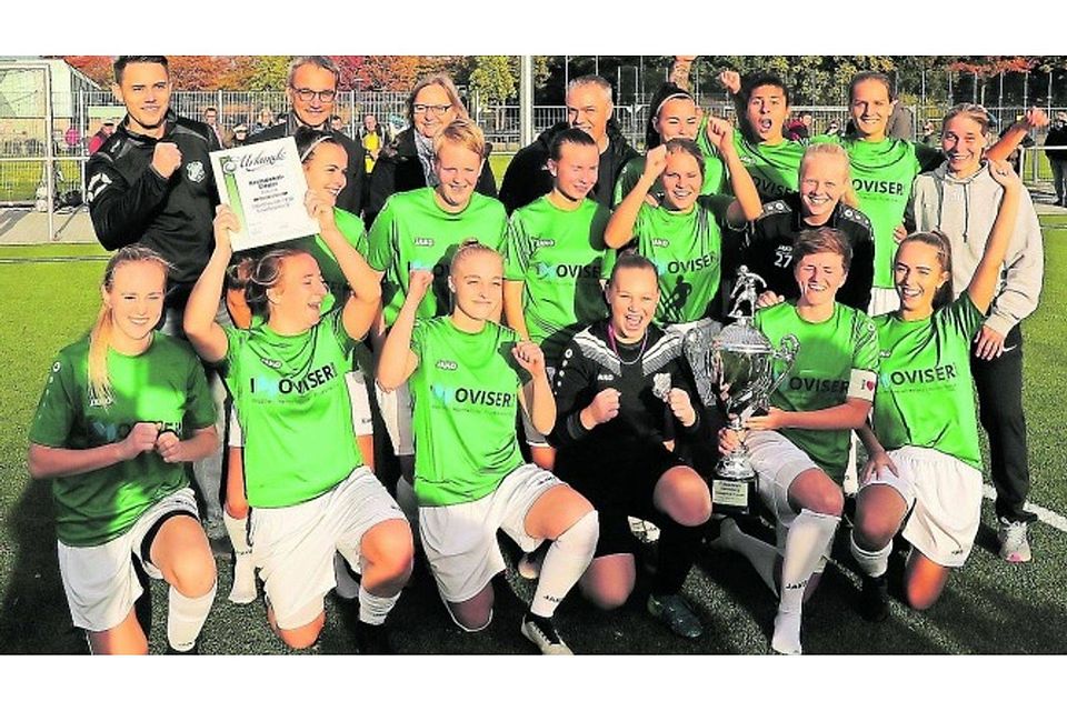 Kreispokalsieger der Fußballerinnen wurden die Sporffreunde Uevekoven - hier mit Pokal, Trainerteam und Gratulanten. Foto: Royal Kreispokalsieger der Fußballerinnen wurden die Sporffreunde Uevekoven - hier mit Pokal, Trainerteam und Gratulanten. Foto: Royal