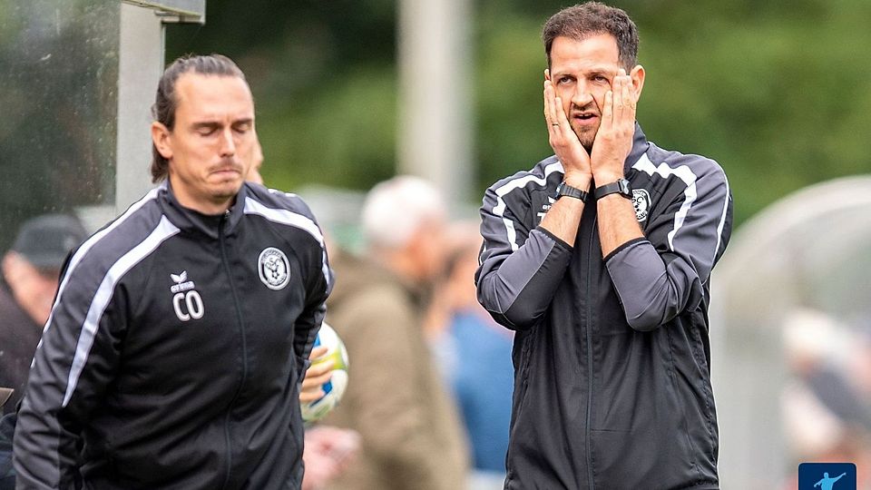 Enttäuscht: Delbrücks Trainer Benjamin Braune (r.) und sein Co-Trainer Matthias Schulte müssen eine 1:3-Heimniederlage gegen Viktoria Rietberg verkraften. 