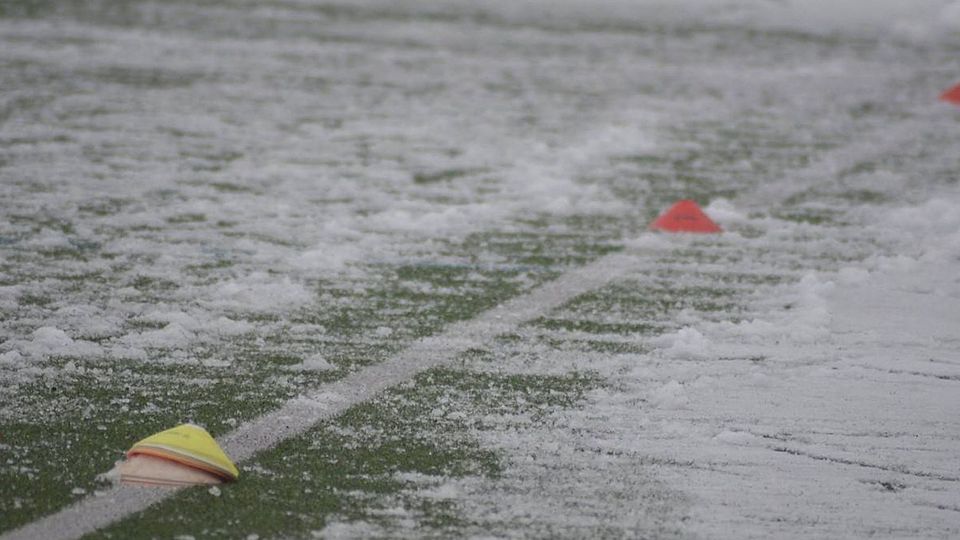 Wintereinbruch im Wiesbadener Amateurfußball. Auf einigen Sportplätzen musste die Partie abgesagt werden.