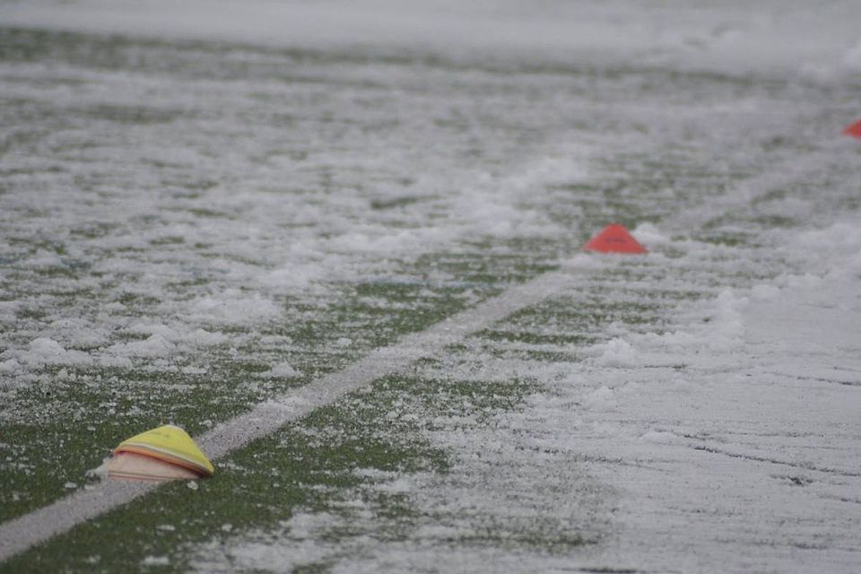 Wintereinbruch im Wiesbadener Amateurfußball. Auf einigen Sportplätzen musste die Partie abgesagt werden.