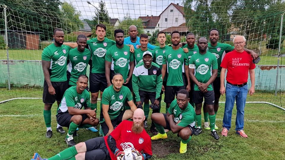 Concordia-Vorstand Wolfgang Sporer (stehend ganz rechts) freut sich, dass sein Verein durch die US-Boys wieder zurück ist im Fußballgeschehen.