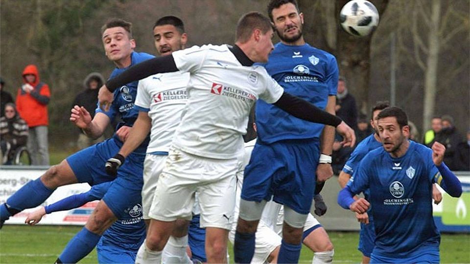 Unentschieden auch in der Lufthoheit: Die blau gekleideten Olchinger Gastgeber und ihre Oberweikertshofener Kontrahenten lieferten sich in jeder Beziehung ein Duell auf Augenhöhe. FOTO: WEBER