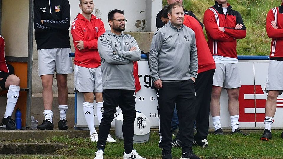 Thomas Roth (graues Jersey, links) wird nach erfolgreichem Wirken zum Saisonende seine Zelte bei der Amberger Germania abbauen.