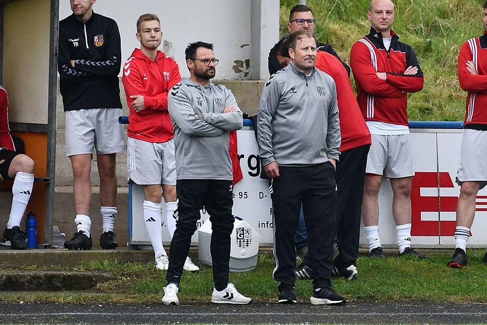 Thomas Roth (graues Jersey, links) wird nach erfolgreichem Wirken zum Saisonende seine Zelte bei der Amberger Germania abbauen. Thomas Roth (graues Jersey, links) wird nach erfolgreichem Wirken zum Saisonende seine Zelte bei der Amberger Germania abbauen.