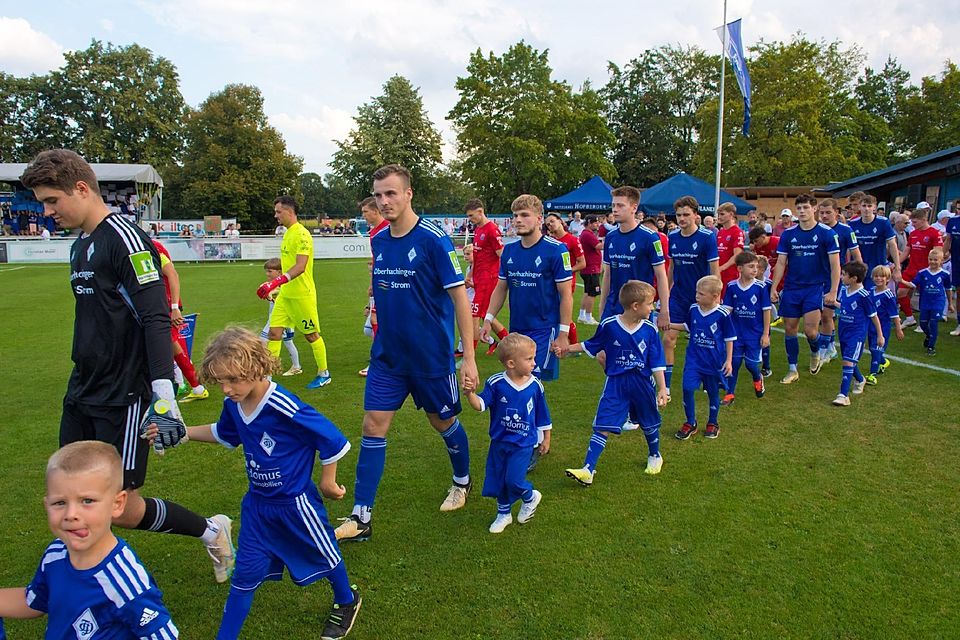 Mit stolzen Ballkindern liefen die beiden Mannschaften ein.