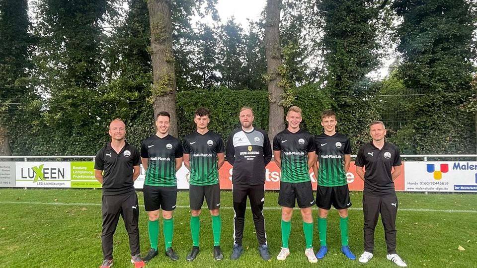 Das Trainerduo des SC Espeln umrahmt die Neuzugänge. Christian Bohnenkamp (Co-Trainer), Louis Wegener, Dominik Bondarcev, Fabian Dirkes, Christoph Wecker, Tim Benteler und Trainer Jörg Mainusch.