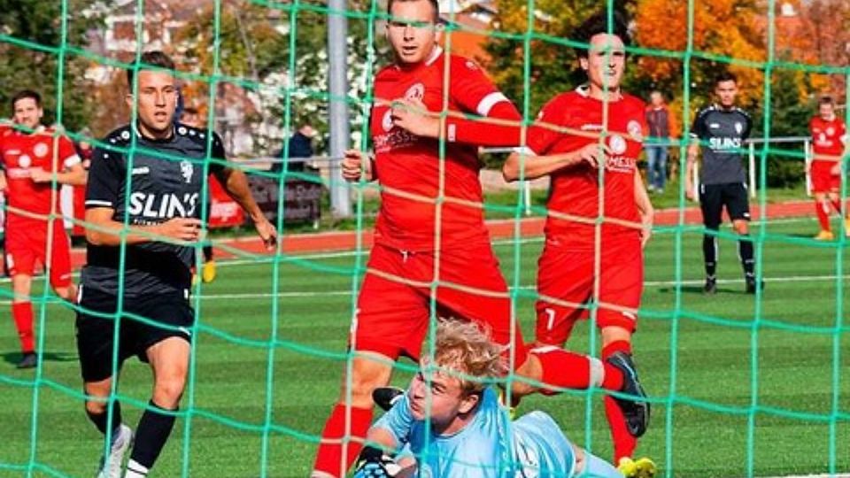  Auf solche Szenen hofft Bonndorfs Trai... im Heimspiel gegen den FC Löffingen. | Foto: Wolfgang Scheu Auf solche Szenen hofft Bonndorfs Trainer Claudio Andreotti auch in der neuen Saison möglichst oft. Hier traf Christian Feger (links) im Heimspiel gegen den FC Löffingen.