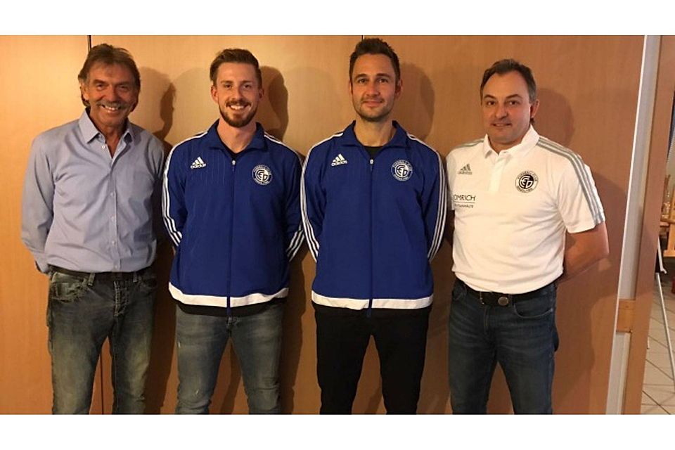 FCD-Vorstand Reinhard Otto (links) und der sportliche Leiter Konrad Johann (rechts) mit dem Trainergespann der kommenden Saison Marco Kenneder und Holger Götz.