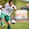 Fußballspieler Benedikt Buchner vom FC Penzberg (links) im Bezirksliga-Derby gegen den ASV Habach.