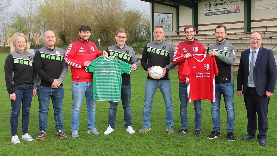 Sie arbeiten bei der SG Lutzingen/Unterliezheim künftig zusammen (von links): Irene Rieder und Christian Ehnle (Vorsitzende SG Lutzingen), Christian Hurler (Spielführer SC Unterliezheim), Alexander Fritz (Spielführer SGL), Martin Mayrle (Trainer), Johannes Hurler (Zweiter Spielführer SCU), Michael Hochstädter (Spielführer SGL) und Peter Hurler (Vorsitzender SCU).