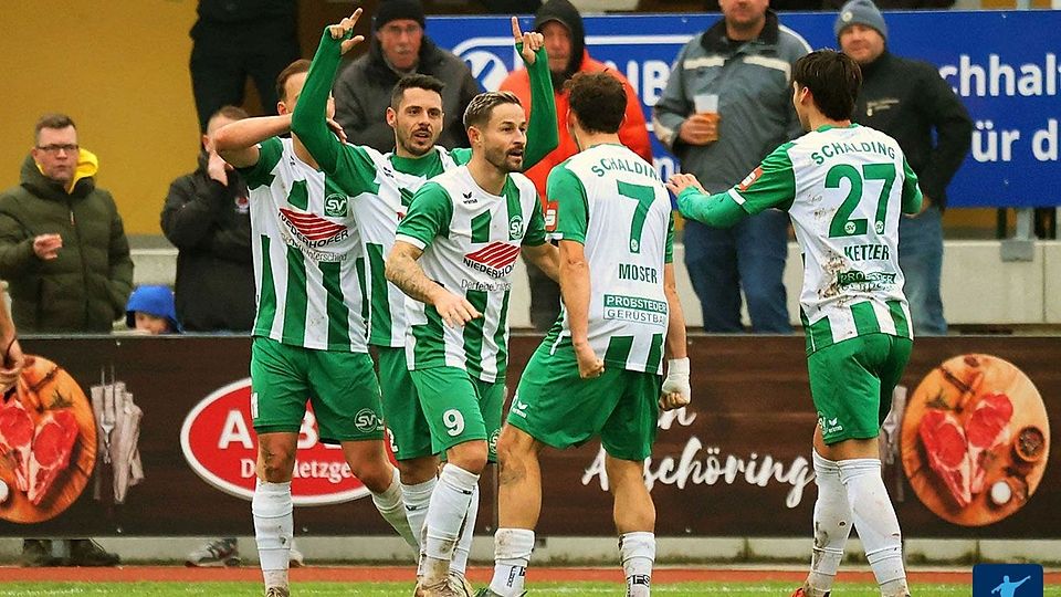 Wie in Kirchanschöring im November des vergangenen Jahres dürfen die Spieler des SV Schalding-Heining sich auch in Geretsried über einen 1:0-Auswärtserfolg freuen.